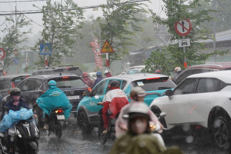 N&uacute;t giao An Ph&uacute; &ugrave;n ứ, kẹt cứng khi cấm xe m&aacute;y v&agrave;o cao tốc TP.HCM - Long Th&agrave;nh - Dầu Gi&acirc;y- Ảnh 4.