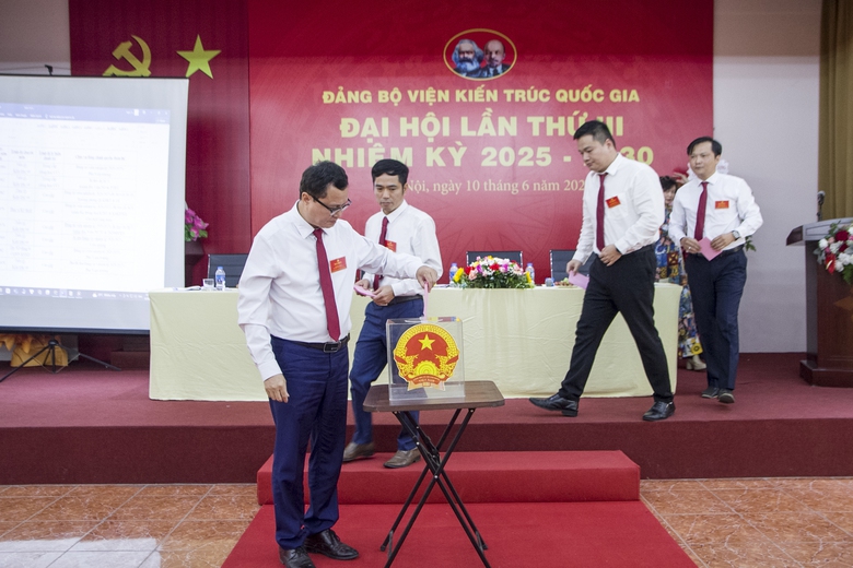 Đại hội đ&atilde; bỏ phiếu bầu ra Ban chấp h&agrave;nh Đảng bộ Viện Kiến tr&uacute;c quốc gia nhiệm kỳ 2025 &ndash; 2030 gồm 7 đồng ch&iacute;.