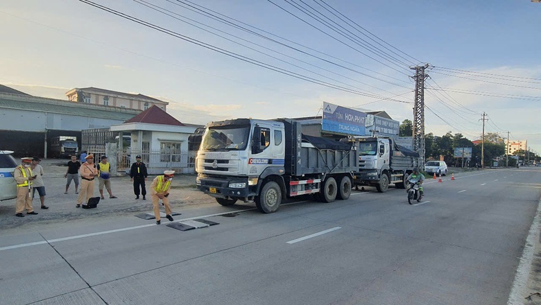 Quảng Ng&atilde;i: Thu hồi ph&ugrave; hiệu, tước giấy ph&eacute;p kinh doanh vận tải gần 100 phương tiện- Ảnh 1.