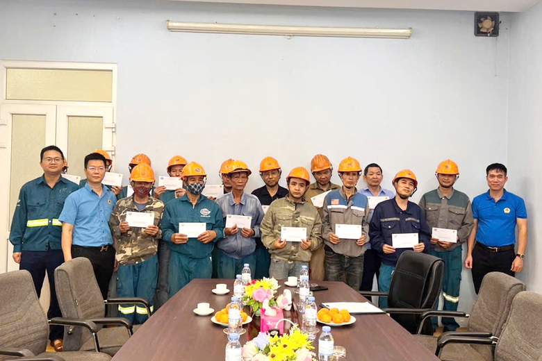 C&ocirc;ng đo&agrave;n LILAMA trao 600 suất qu&agrave; cho người lao động kh&oacute; khăn trong Th&aacute;ng C&ocirc;ng nh&acirc;n- Ảnh 3.