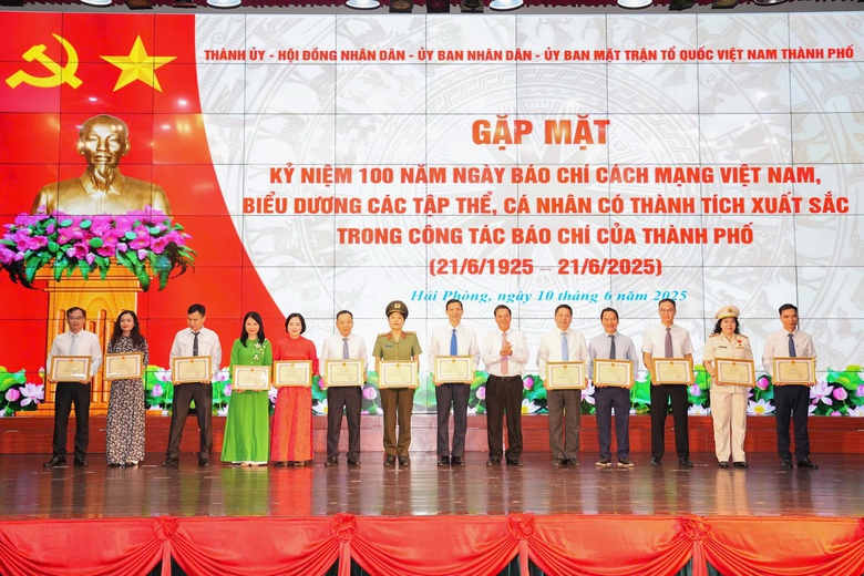 Hải Phòng gặp mặt nhà báo nhân 100 năm Ngày Báo chí Cách mạng Việt Nam- Ảnh 3. Hải Phòng gặp mặt nhà báo nhân 100 năm Ngày Báo chí Cách mạng Việt Nam- Ảnh 3.