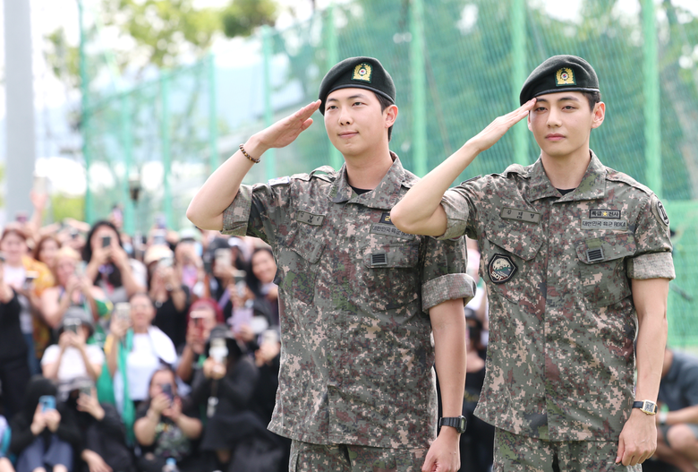 V v&agrave; RM của nh&oacute;m BTS xuất ngũ: Cổ phiếu Hybe gần chạm đỉnh- Ảnh 1.