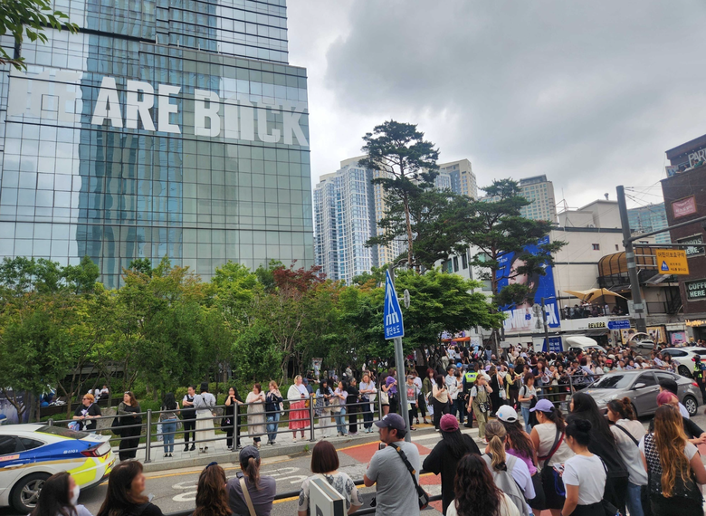 V v&agrave; RM của nh&oacute;m BTS xuất ngũ: Cổ phiếu Hybe gần chạm đỉnh- Ảnh 4.