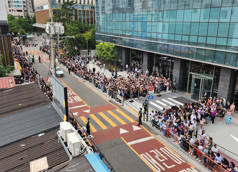 V v&agrave; RM của nh&oacute;m BTS xuất ngũ: Cổ phiếu Hybe gần chạm đỉnh- Ảnh 6.