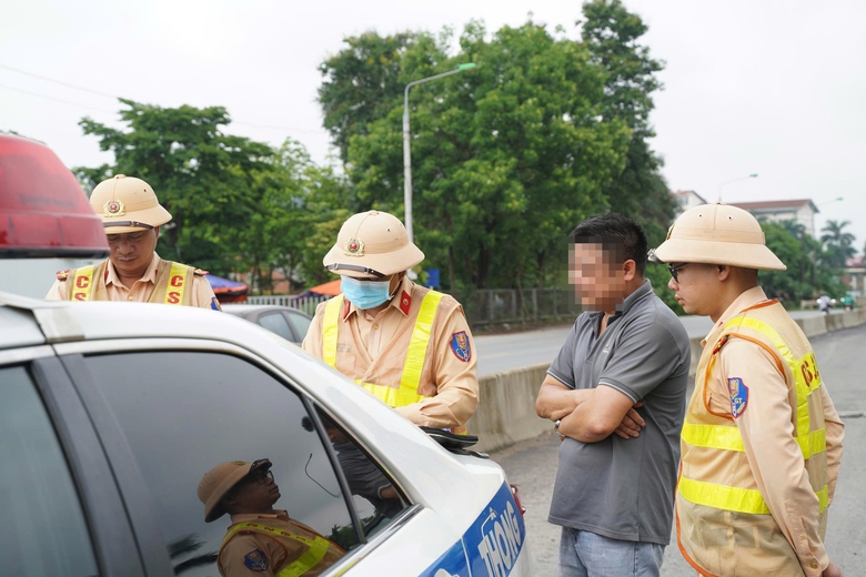 Nhiều chủ doanh nghiệp bị xử phạt h&agrave;ng trăm triệu đồng v&igrave; t&agrave;i xế chở h&agrave;ng qu&aacute; tải- Ảnh 2.