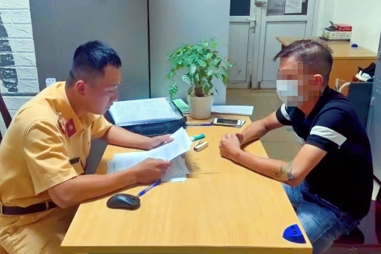 Tài xế xe khách cố vượt barie đường sắt sẽ bị phạt 11 triệu đồng- Ảnh 1. Tài xế xe khách cố vượt barie đường sắt sẽ bị phạt 11 triệu đồng- Ảnh 1.