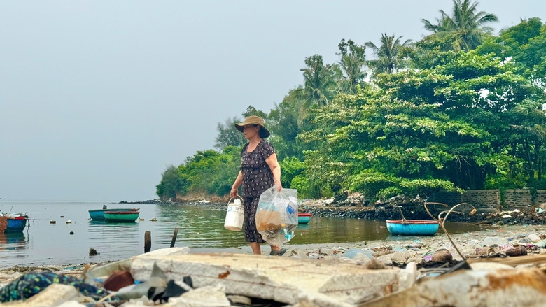 Người d&acirc;n l&agrave;ng biển Quảng Ng&atilde;i bất lực với lượng r&aacute;c ken đặc từ biển tấp v&agrave;o- Ảnh 11.