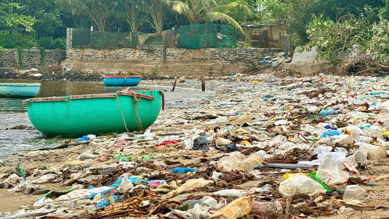 Người d&acirc;n l&agrave;ng biển Quảng Ng&atilde;i bất lực với lượng r&aacute;c ken đặc từ biển tấp v&agrave;o- Ảnh 4.