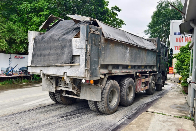 Nhiều chủ doanh nghiệp bị xử phạt h&agrave;ng trăm triệu đồng v&igrave; t&agrave;i xế chở h&agrave;ng qu&aacute; tải- Ảnh 3.