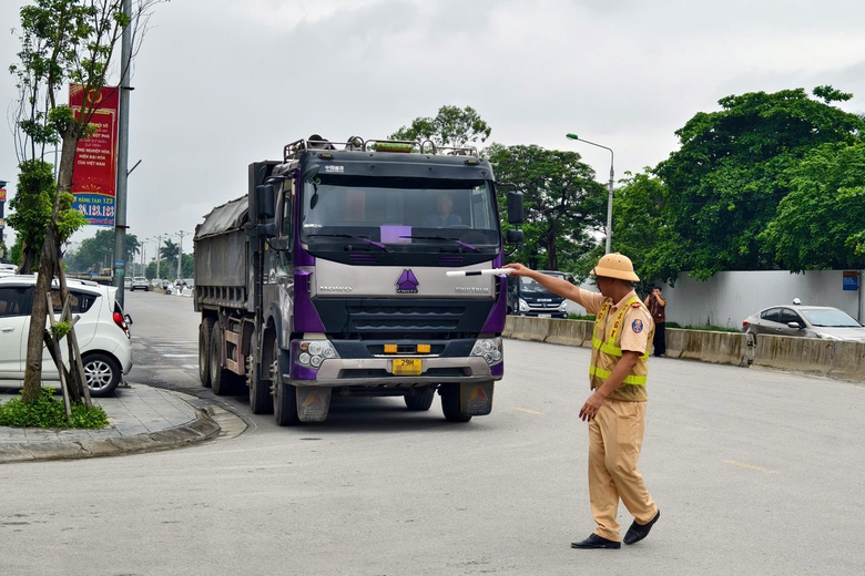 Nhiều chủ doanh nghiệp bị xử phạt h&agrave;ng trăm triệu đồng v&igrave; t&agrave;i xế chở h&agrave;ng qu&aacute; tải- Ảnh 1.