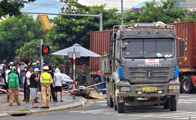 Hiện trường vụ tai nạn giữa xe ben và xe máy. Hiện trường vụ tai nạn giữa xe ben và xe máy.