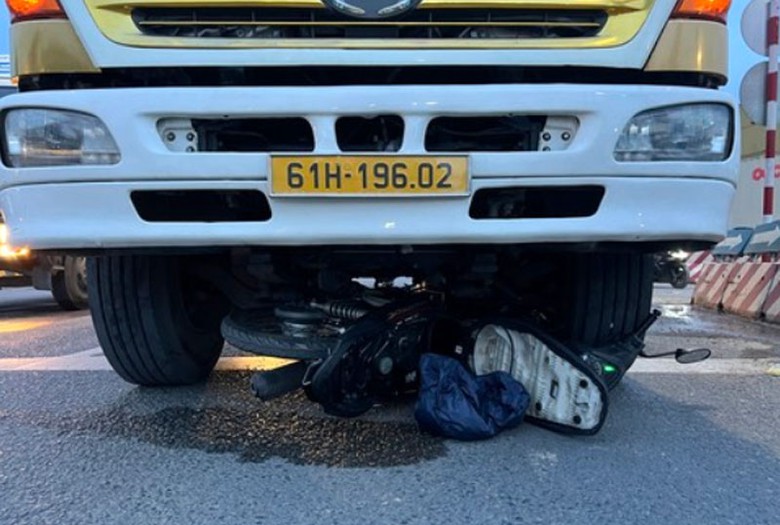 Chiếc xe máy bị cuốn dưới gầm ô tô tải - Ảnh: Thống Nhất. Chiếc xe máy bị cuốn dưới gầm ô tô tải - Ảnh: Thống Nhất.