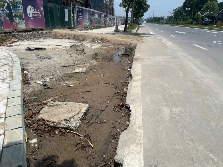 H&agrave; Nội: Tuyến đường mới ở quận Long Bi&ecirc;n vừa khai th&aacute;c đ&atilde; xuống cấp- Ảnh 3.