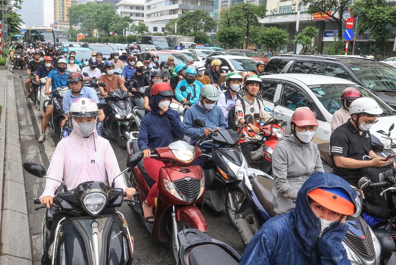 Giảm xe m&aacute;y trong nội đ&ocirc;, H&agrave; Nội tiến gần hơn tới một đ&ocirc; thị đ&aacute;ng sống- Ảnh 1.
