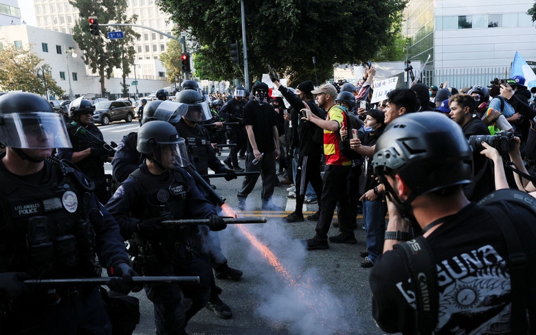 Thủy qu&acirc;n lục chiến Mỹ tới Los Angeles, trấn &aacute;p biểu t&igrave;nh