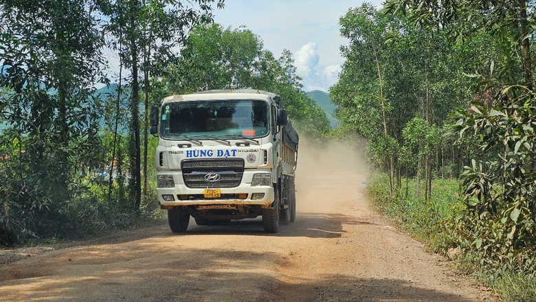Tỉnh lộ ở Huế nham nhở, tiềm ẩn tai nạn giao th&ocirc;ng- Ảnh 2.