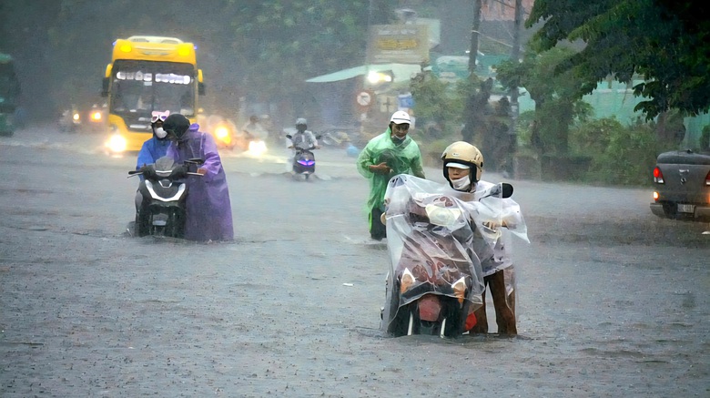 Đ&agrave; Nẵng chuẩn bị m&aacute;y bơm lớn chống ngập, Quảng Ng&atilde;i k&ecirc;u gọi h&agrave;ng ngh&igrave;n t&agrave;u c&aacute; v&agrave;o bờ- Ảnh 1.