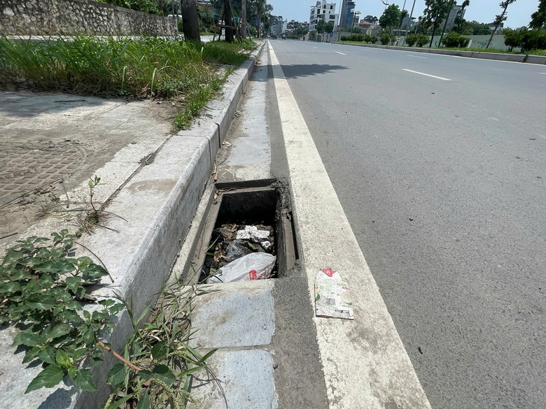 H&agrave; Nội: Tuyến đường mới ở quận Long Bi&ecirc;n vừa khai th&aacute;c đ&atilde; xuống cấp- Ảnh 5.