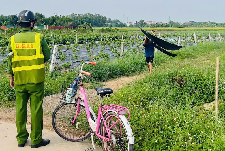 Nguy cơ mất an toàn khi người dân vô tư thả diều gần sân bay- Ảnh 1. Nguy cơ mất an toàn khi người dân vô tư thả diều gần sân bay- Ảnh 1.