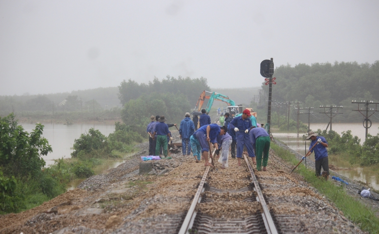 Tăng cường kiểm tra, chốt g&aacute;c đường sắt, ứng ph&oacute; mưa lũ- Ảnh 1.