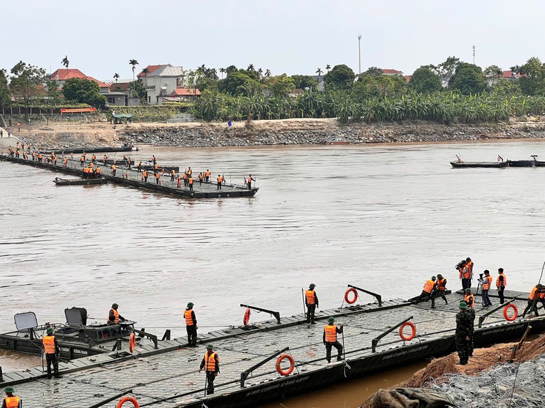 L&yacute; do cắt khẩn cấp cầu phao Phong Ch&acirc;u- Ảnh 1.