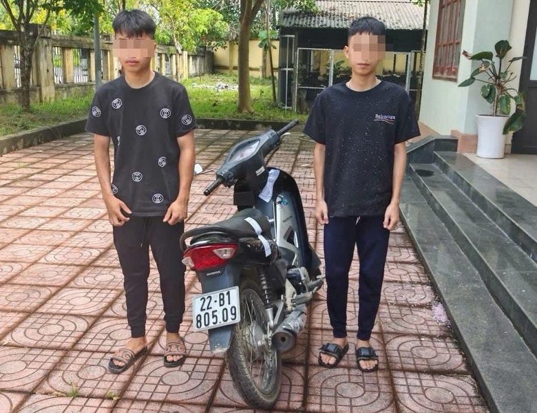 Tuy&ecirc;n Quang: Tịch thu xe m&aacute;y của 2 thanh ni&ecirc;n &ldquo;bốc đầu&rdquo;, lạng l&aacute;ch tr&ecirc;n đường- Ảnh 1.