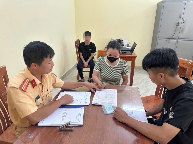 Tuy&ecirc;n Quang: Tịch thu xe m&aacute;y của 2 thanh ni&ecirc;n &ldquo;bốc đầu&rdquo;, lạng l&aacute;ch tr&ecirc;n đường- Ảnh 2.