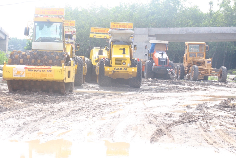 Cao tốc Bi&ecirc;n H&ograve;a - Vũng T&agrave;u: Mặt bằng vừa gỡ lại gặp mưa li&ecirc;n mi&ecirc;n- Ảnh 2.