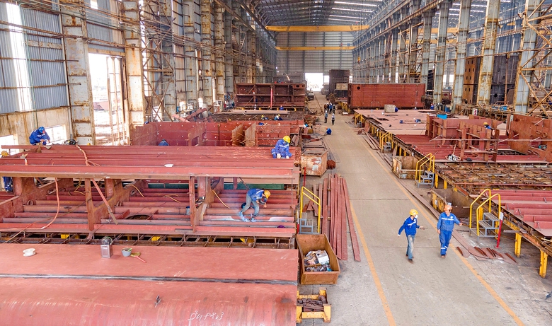 Đ&oacute;ng t&agrave;u lo thừa việc, thiếu thợ- Ảnh 1.