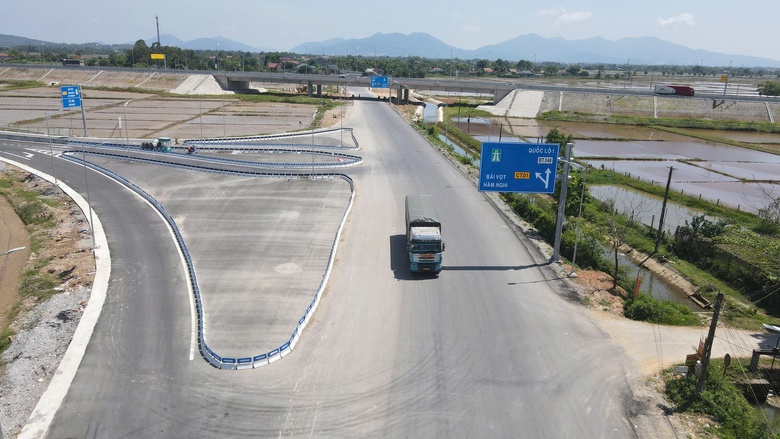 Sớm khắc phục biển chỉ dẫn chưa r&otilde; tr&ecirc;n cao tốc qua H&agrave; Tĩnh- Ảnh 2.