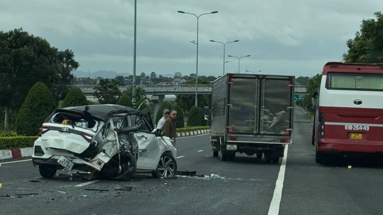 Ô tô chở 5 người va chạm xe khách trên cao tốc Liên Khương - Prenn, nhiều người bị thương- Ảnh 1. Ô tô chở 5 người va chạm xe khách trên cao tốc Liên Khương - Prenn, nhiều người bị thương- Ảnh 1.