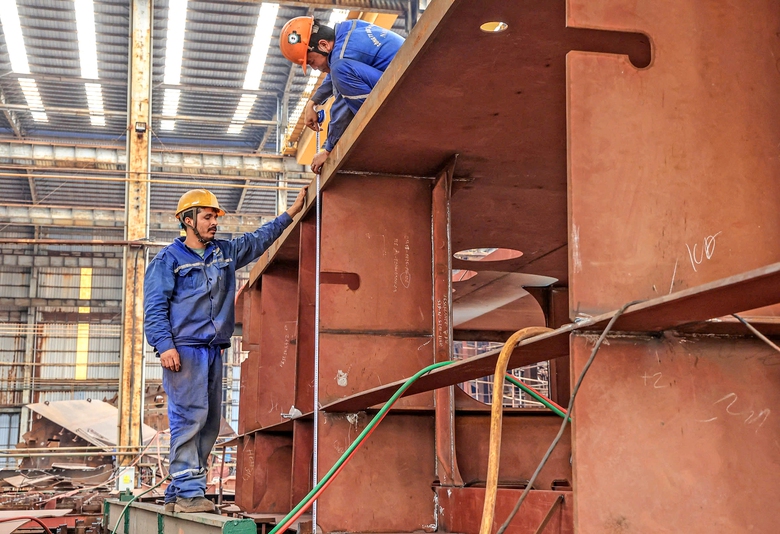 Đ&oacute;ng t&agrave;u lo thừa việc, thiếu thợ- Ảnh 2.