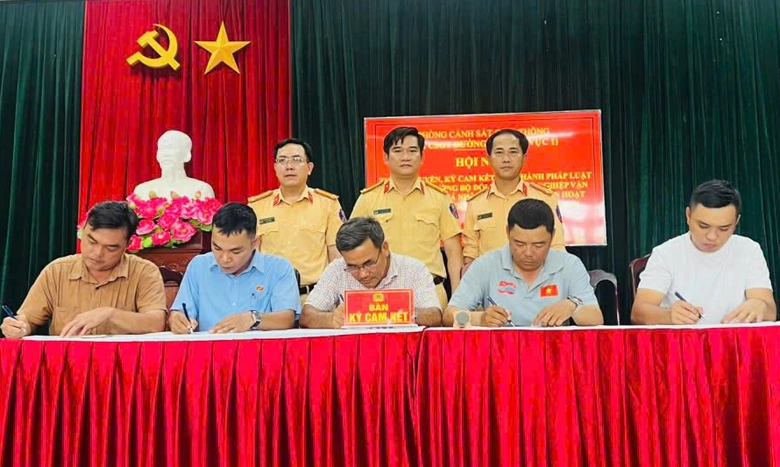 Quảng Ng&atilde;i lập lại trật tự giao th&ocirc;ng, xử nghi&ecirc;m xe qu&aacute; tải, qu&aacute; khổ- Ảnh 4.