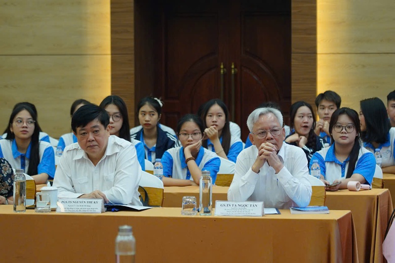 Phụ nữ và 100 năm đồng hành cùng Báo chí Cách mạng Việt Nam- Ảnh 1. Phụ nữ và 100 năm đồng hành cùng Báo chí Cách mạng Việt Nam- Ảnh 1.