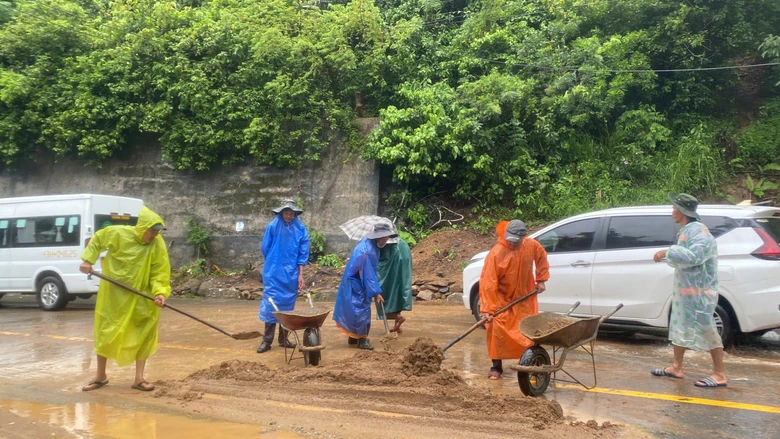 Mưa lớn g&acirc;y ngập &uacute;ng, sạt lở chia cắt giao th&ocirc;ng, t&agrave;u c&aacute; gặp nạn tr&ecirc;n biển- Ảnh 2.
