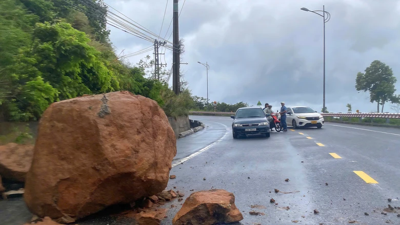 Mưa lớn g&acirc;y ngập &uacute;ng, sạt lở chia cắt giao th&ocirc;ng, t&agrave;u c&aacute; gặp nạn tr&ecirc;n biển- Ảnh 1.