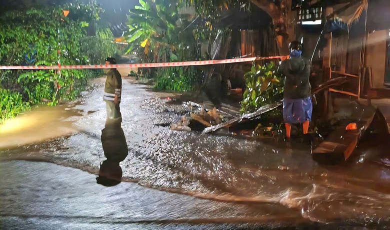Đ&agrave; Nẵng ngập lụt do b&atilde;o số 1, giao th&ocirc;ng chia cắt, nhiều hộ d&acirc;n sơ t&aacute;n- Ảnh 2.