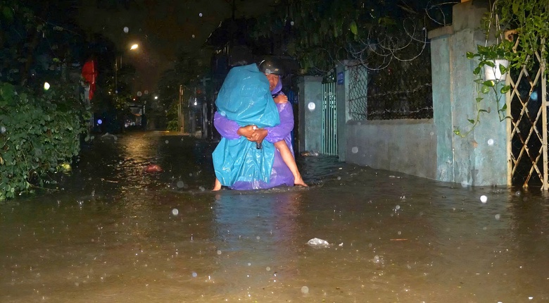 Đ&agrave; Nẵng ngập lụt do b&atilde;o số 1, giao th&ocirc;ng chia cắt, nhiều hộ d&acirc;n sơ t&aacute;n- Ảnh 4.