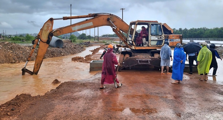 Đ&agrave; Nẵng ngập lụt do b&atilde;o số 1, giao th&ocirc;ng chia cắt, nhiều hộ d&acirc;n sơ t&aacute;n- Ảnh 3.