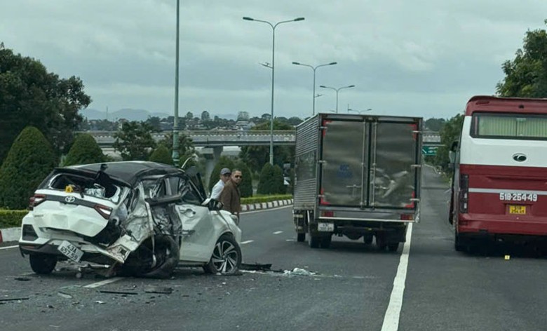 Hiện trường vụ tai nạn trên cao tốc Liên Khương - Prenn. Hiện trường vụ tai nạn trên cao tốc Liên Khương - Prenn.