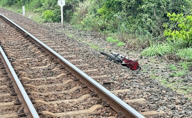 Xe m&aacute;y của nạn nh&acirc;n bị t&agrave;u hỏa t&ocirc;ng văng ra xa.