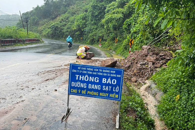 CSGT Quảng Nam dọn c&acirc;y đổ, ph&acirc;n luồng đảm bảo an to&agrave;n cho người d&acirc;n sau mưa lũ- Ảnh 7.