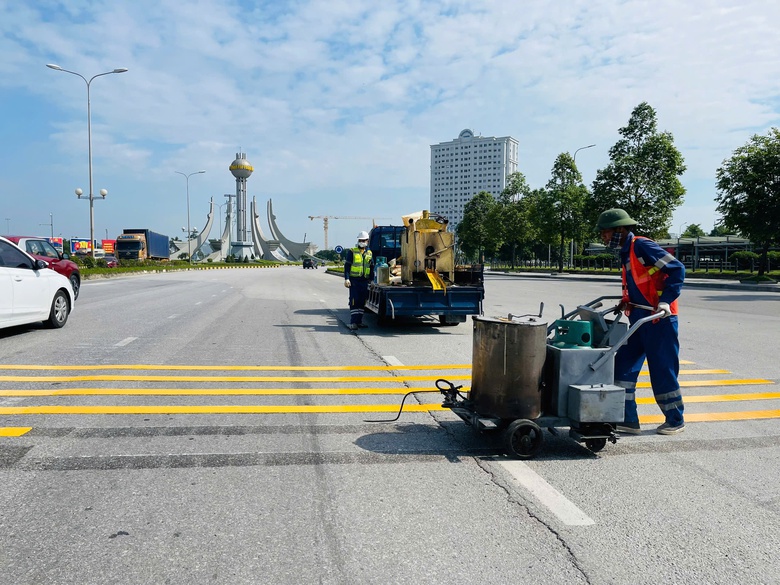 Điểm đen tại vòng xuyến BigC Thanh Hóa đang được khắc phục, cải tạo bất cập- Ảnh 1. Điểm đen tại vòng xuyến BigC Thanh Hóa đang được khắc phục, cải tạo bất cập- Ảnh 1.