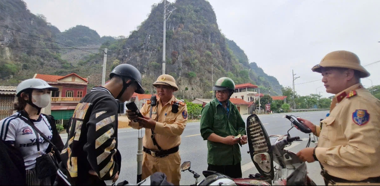 Kiên quyết xử lý vi phạm giúp kéo giảm TNGT ở cả 3 tiêu chí tại Lạng Sơn- Ảnh 3. Kiên quyết xử lý vi phạm giúp kéo giảm TNGT ở cả 3 tiêu chí tại Lạng Sơn- Ảnh 3.