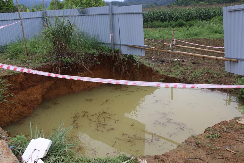 Dừng tìm kiếm nạn nhân rơi xuống "hố tử thần" ở Bắc Kạn- Ảnh 4. Dừng tìm kiếm nạn nhân rơi xuống "hố tử thần" ở Bắc Kạn- Ảnh 4.