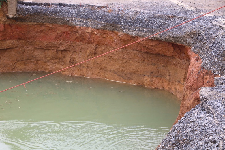 Dừng tìm kiếm nạn nhân rơi xuống "hố tử thần" ở Bắc Kạn- Ảnh 2. Dừng tìm kiếm nạn nhân rơi xuống "hố tử thần" ở Bắc Kạn- Ảnh 2.