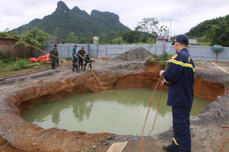 Dừng tìm kiếm nạn nhân rơi xuống "hố tử thần" ở Bắc Kạn- Ảnh 3. Dừng tìm kiếm nạn nhân rơi xuống "hố tử thần" ở Bắc Kạn- Ảnh 3.