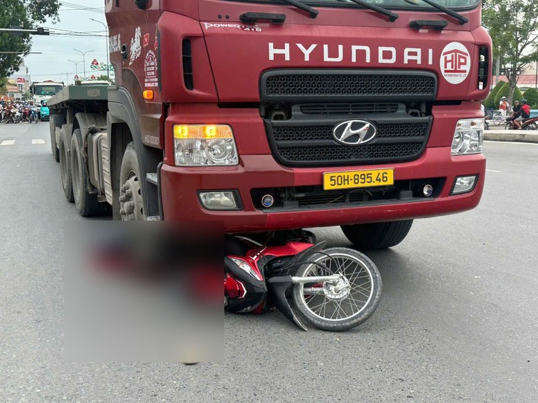 Long An: Tai nạn ở ng&atilde; ba thị trấn, người phụ nữ bị xe container c&aacute;n tử vong- Ảnh 1.