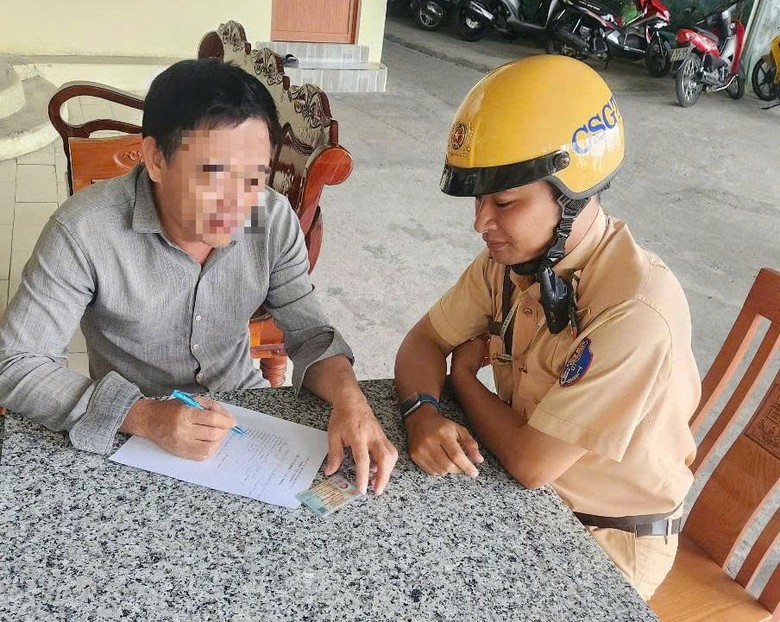 Người đ&agrave;n &ocirc;ng đi xe ba g&aacute;c ngược chiều ở TP.HCM bị xử phạt từ clip tr&ecirc;n mạng x&atilde; hội- Ảnh 1.