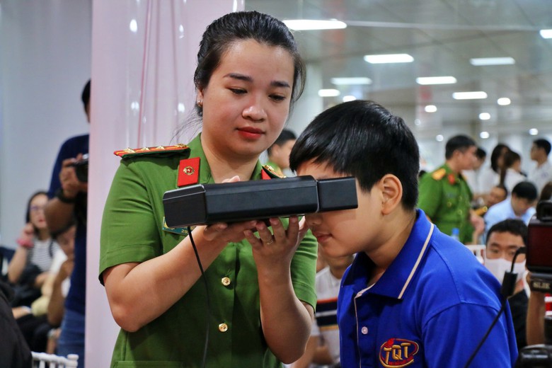 TP.HCM l&agrave;m định danh số cho người yếu thế, để kh&ocirc;ng ai bị bỏ lại ph&iacute;a sau- Ảnh 2.